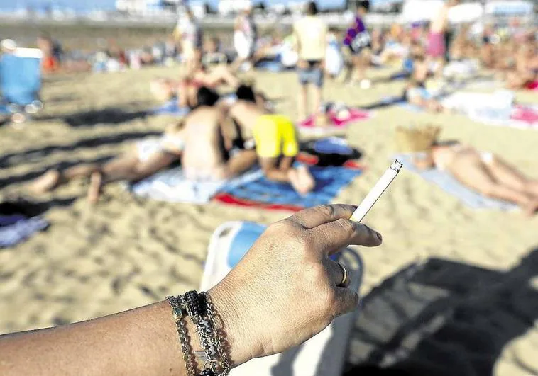 14 municipios de Gipuzkoa limitarán el tabaco en distintos espacios públicos este verano
